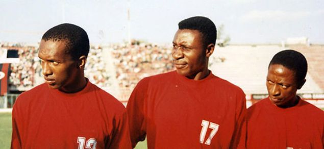 Kul�p ba�kanl��� s�resince say�s�z teknik direkt�rle �al��an �lhan Cavcav, Afrika k�tas�ndan getirdi�i d���k maliyetli futbolcular� �stanbul kul�plerine y�ksek bedellerle satmas�yla ��hretine ��hret katt�. Cavcav, daha �nce verdi�i bir r�portajda; John Moshoeu, Andre Kona ve Donald Ace Khuse'nin kendisinde �ok b�y�k hat�rlar� oldu�unu belirterek, 'Afrika'ya 1993'te gitti�imde bana 3-4 futbolcu �nermi�lerdi. Afrika'da 15 g�n kald�m ve devaml� ma� izledim. Bana �nerdikleri oyuncular� de�il Moshoue, Kona ve Khuse'yi be�endim. Onlar size yaramaz dense de 'yok karde�im, ben bu oyuncular� almak istiyorum' dedim' ifadelerini kullanm��t�. �lhan Cavcav, 1993 y�l�nda G�ney Afrika'dan transfer etti�i ve daha sonra Fenerbah�e, Kocaelispor ve Bursaspor gibi tak�mlar�n da formas�n� giyen eski y�ld�z Moshoeu'nin �l�m haberini al�nca 'evlad�n� kaybetmi� gibi �z�ld���n�' s�ylemi�ti.   