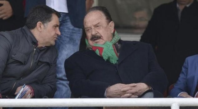 Cavcav, 1981 y�l�nda ba�kan oldu�unda Gen�lerbirli�i amat�rl���n kap�s�ndayd�. Ancak �lhan Cavcav, sorumluluk alarak Gen�lerbirli�i�ne g�n�l vermi� isimlerle birlikte ikinci ve ���nc� liglerin birle�tirilmesini futbol y�neticilerine kabul ettirdi.   