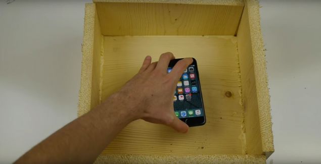   Tam 3 saat boyunca �imetonun i�inde kalan iPhone 7 daha sonra bir balyoz yard�m�yla �imento k�r�l�p i�inden ��kar�ld�.    