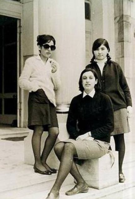 Bu fotorafta sol tarafta duran gzlkl gen kz tanyabildiniz mi?       