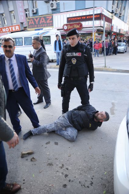 <div>  	Sa�l�k ekipleri yaral�lar� kentteki hastanelere g&ouml;t&uuml;r&uuml;rken, polis de kavgaya kar��t��� &ouml;ne s&uuml;r&uuml;len 6 �&uuml;pheliyi olay yerinde g&ouml;zalt�na ald�.</div>  