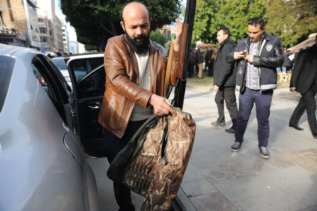 <p>  	&Ccedil;at��ma s�ras�nda kald�r�mda parke ta�� d&ouml;�eyen i�&ccedil;ilerden H&uuml;seyin Akpolat da "Silah seslerini duyunca olay yerine ko�tum. O s�rada polisler olaya m&uuml;dahale etmi�ti. Yaralanan bir ki�iyi g&ouml;r&uuml;p yard�m�na ko�tum. Yere d&uuml;�&uuml;yordu, kucaklad�m." �eklinde konu�tu.</p>  <p>  	&nbsp;</p>  