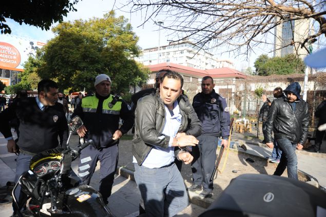 <div>  	Polis ekipleri, zanl�lar�n ara&ccedil;lar�nda av t&uuml;fe�i ve &uuml;zerinde &ccedil;ok say�da fi�ek bulunan avc� yele�i ele ge&ccedil;irdi.</div>  <div>  	&nbsp;</div>  <div>  	&nbsp;</div>  