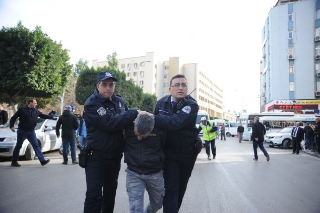 <p>  	G&ouml;rg&uuml; tan���, "Bir anda tabanca t&uuml;fek &ccedil;�kart�p birbirlerine ate� ettiler. &Ccedil;ay oca��n�n &ouml;n&uuml; sava� alan�na d&ouml;nd&uuml;. Herkes ka&ccedil;�p bir yere s���nd�. Parktaki sivil polisler olmasayd� daha fazla ki�i yaralan�p &ouml;lebilirdi. Polis erken davran�p olay�n b&uuml;y&uuml;mesini &ouml;nledi." dedi.</p>  