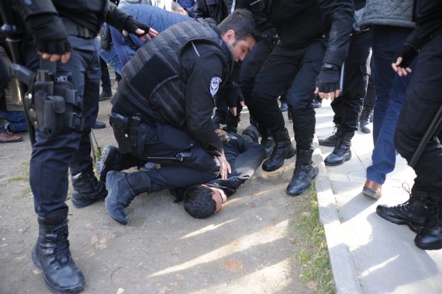 <p>  	Adliye d���na &ccedil;�kan taraflardan birinin yak�nlardaki �n&ouml;n&uuml; Park�'nda bulunan &ccedil;ay bah&ccedil;esinde oturan kar�� tarafla tart��t��� bunun &uuml;zerine silahl� &ccedil;at��man�n ya�and��� bildirildi.</p>  