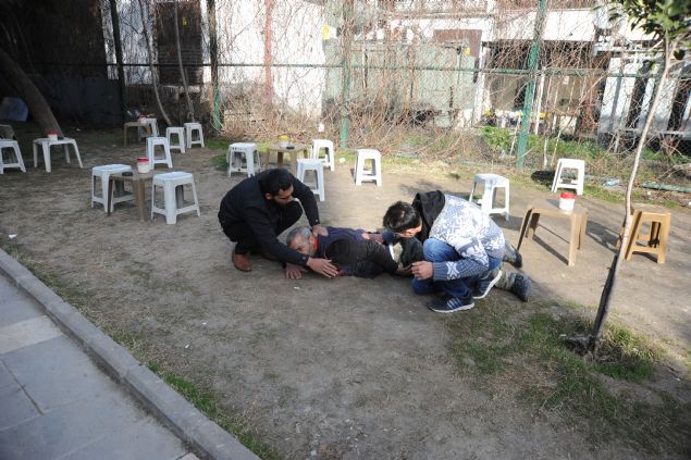 <p>  	<strong>- Taraflar dava sonras� kavga etti</strong></p>  <p>  	&Ouml;te yandan, olay�n bir silahl� yaralama olay�yla ilgili duru�madan &ccedil;�kan taraflar�n &ccedil;ay bah&ccedil;esinde kar��la�malar� sonras� tart��malar� &uuml;zerine ya�and��� belirtildi.</p>  