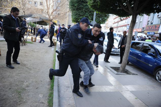 <p>  	<strong>- &Ccedil;evredeki polisler olay�n b&uuml;y&uuml;mesini engelledi</strong></p>  <p>  	Tabanca ve pompal� t&uuml;fe�in kullan�ld��� kavgay� parkta bulunan polisler ile adliyede g&ouml;revli polislerin havaya ate� ederek taraflar�n daha fazla silah kullanmas�n� &ouml;nledi�i kaydedildi.</p>  <p>  	�sminin a&ccedil;�klanmas�n� istemeyen bir g&ouml;rg&uuml; tan���, silahl� &ccedil;at��man�n adliye taraf�ndan gelen bir ki�inin &ccedil;ay oca��nda oturan baz� ki�ilere "Lan ne bak�yorsun?" demesiyle ba�lad���n� iddia etti.</p>  <p>  	&nbsp;</p>  