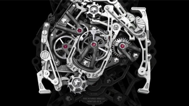 Saatin bu kadar hafif olu�una hem olduk�a dayan�kl� hem de olduk�a hafif malzemeler katk� sa�l�yor. Titanyum ve yelken malzemeleri �retimiyle u�ra�an �svi�reli Createx of Cosso �irketi taraf�ndan bulunan  TPT karbon (Thin Ply Technology) malzemeleri sayesinde olduk�a hafif olan kronograf saatte ayn� zamanda grafen olarak adland�r�lan bir malzeme de kullan�l�yor. Bu malzemenin paslanmaz �elikten yakla��k 6 kat daha hafif oldu�u ve grafen malzemesinin hafif olu�unun yan�nda paslanmaz �elikten 200 kat daha dayan�kl� oldu�u belirtiliyor.  