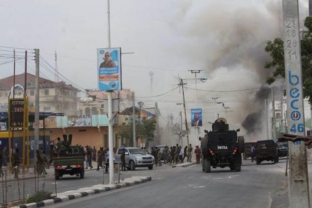 Somali'nin ba�kenti Mogadi�u'da h�k�met yetkililerinin de kald��� otelin �n�nde ger�ekle�tirilen bombal� sald�r�larda ilk belirlemelere g�re 12 ki�inin hayat�n� kaybetti�i, 25 ki�inin yaraland��� bildirildi. 