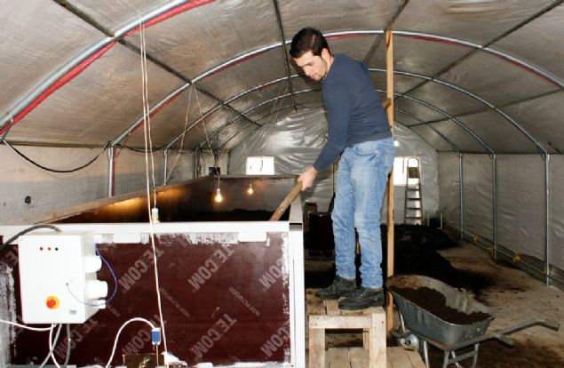 Aylk bir ton gbre retecek kapasiteye ulatklarn anlatan zkan, '100 bin solucandan, 1 milyon solucan saysna ulatk. Is yaltml byk bir adrdan bu grdnz retim tesisini kurduk. Bir taraftan da solucanlarmzn says artt. Ayrca bu ii yapmak isteyenlere de solucan satmaya baladk.  