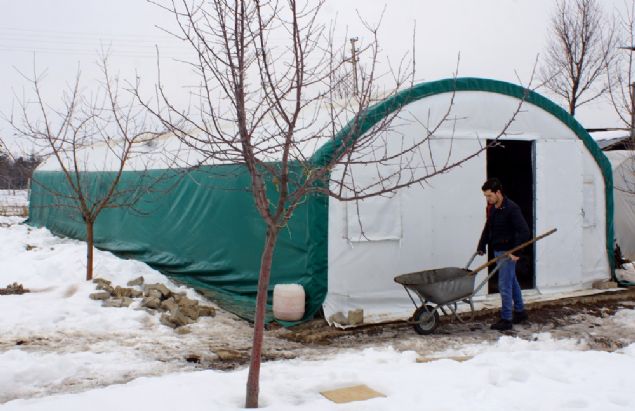 zkan, tesisin kendileri iin ikinci bir meslek olduunu belirterek, unlar kaydetti:<br><br> 'zellikle makine sistemine getikten sonra solucan gbresi retmek bizim ok fazla zamanmz almyor. ki haftada bir tesise gelerek hem yemleme yapyoruz, hem de makineyi altrarak rettikleri gbreleri alyoruz. ncelikle kendi ailelerimizin gbre ihtiyacn karlyoruz. Kalan ksm da evremizdeki salatalk retimi yapanlardan aldmz siparileri yetitirmeye alyoruz. 