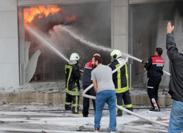 B�y�k�ehir Belediyesi itfaiye ekiplerinin yakla��k 1 saat s�ren �al��mas�yla yang�n kontrol alt�na al�nd�. So�utma �al��malar� s�ras�nda polis, D-400 karayolunun bir b�l�m�n� trafi�e kapatarak, ge�i�leri kontroll� olarak sa�lad�.  