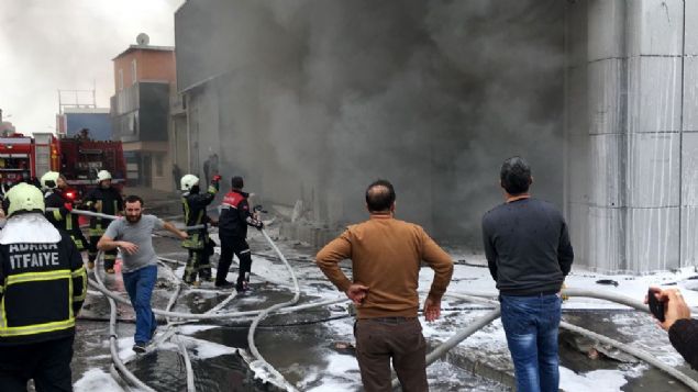 Merkez Seyhan �l�esi �akirpa�a Mahallesi'nde Hikmet Ulu'a ait plastik fabrikas�nda, i��iler presle kaynak yaparken yang�n ��kt�.  