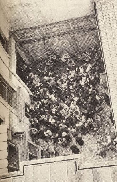     Soruturma srasnda dehet evinin avlusunda korku iinde bekleyen topluluk  