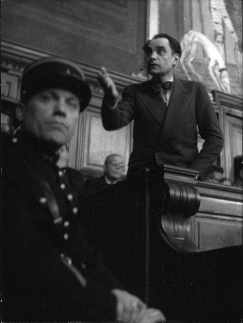 Duruma esnasnda 'Elimi kana bulam olabilirim, ama en azndan bu elleri hkmete (Vichy'de nazilerce kurulmu hkmet) ballk yeminleri edeyim diye kaldrarak pisletmedim' diye kendini savundu.    