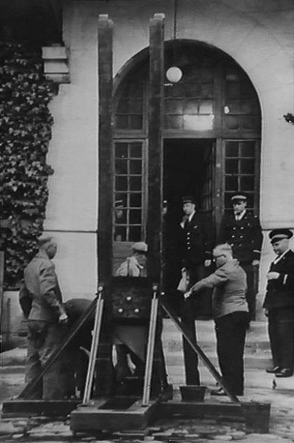 Petiot'un giyotinle ldrlmeden nce aletin temizlii yaplyor  