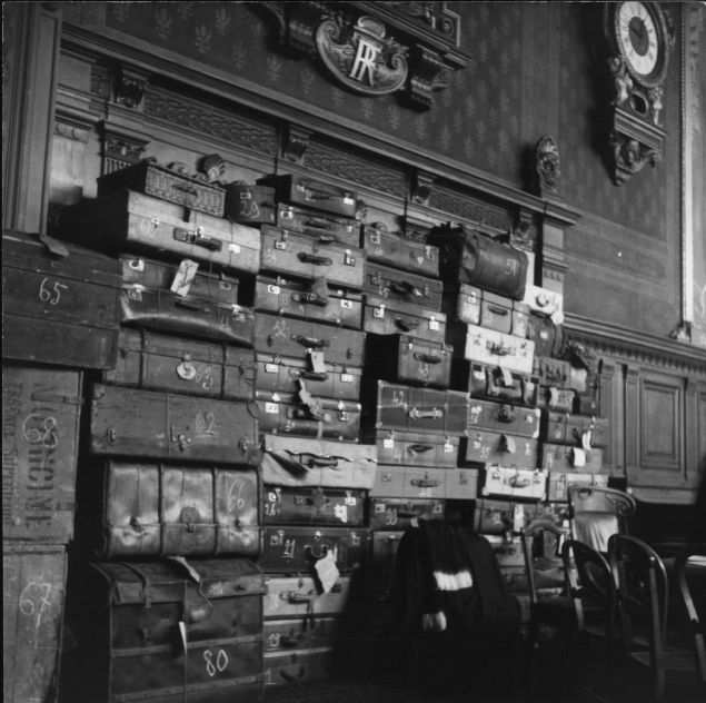 Katilin durumas srasnda kurbanlarn bavullar arka plannda grlmektedir  