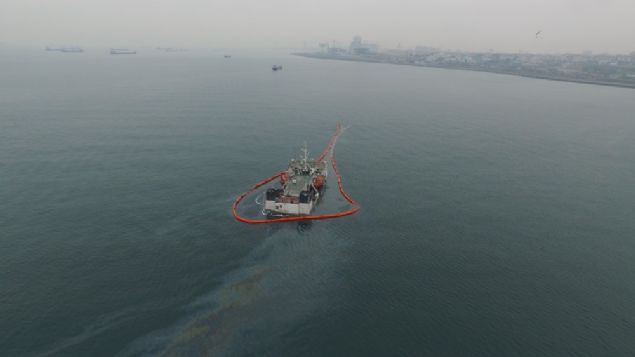   Batkla ilgili bu sabah saatlerinde almalar devam etti. Gemiden sznt meydana geldiinin tespit edilmesi zerine szan maddenin evreye yaylmamas iin byk blm suyun iinde bulunan geminin evresi bariyerlerle evrildi.    