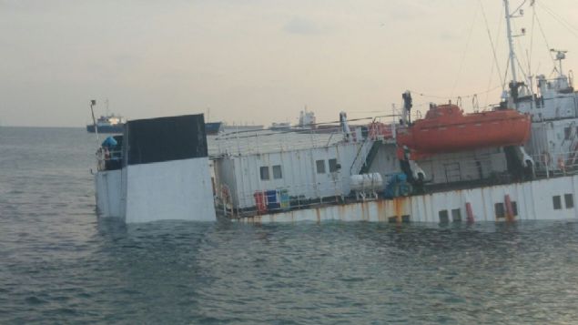 Zeytinburnu aklarnda dn akam demirli haldeki bir geminin su alarak batmaya balad ihbar zerine Deniz polisi ve Sahil Gvenlik ekipleri harekete gemiti.  
