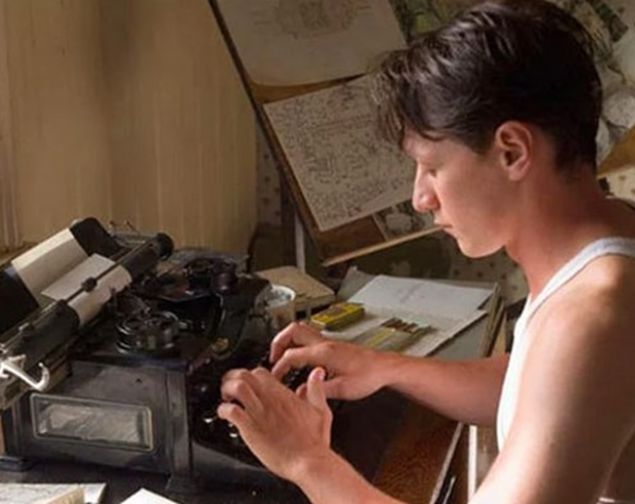 Kefaret (Atonement)  	  Filmde Robbie, �nl� La Boh�me kayd�n� dinliyor. Dinledi�i kay�t 1956'da ��kt�. Sahnenin ge�ti�i zaman ise 1930'lard�.       