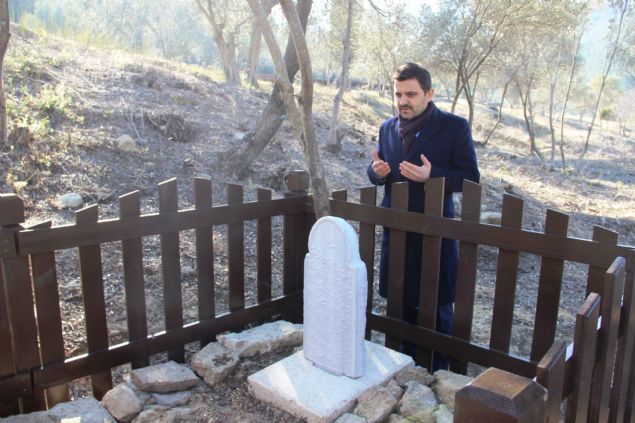 <p>  	Çalmalar srasnda görevli ekipler, bir ehit mezar tespit etti. Toprak ve otlarn arasnda kalp kaybolan mezar, temizlenerek 102 yl sonra gün yüzüne çkarld. </p>  