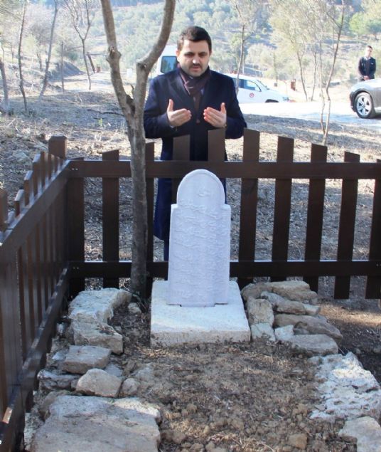 <p>  	Çanakkale'de ehit olan kahraman askerlerden Safranbolulu Mehmet Çavu’a ait olduu belirlenen mezar tandaki yaz daha sonra tercüme edildi. </p>  