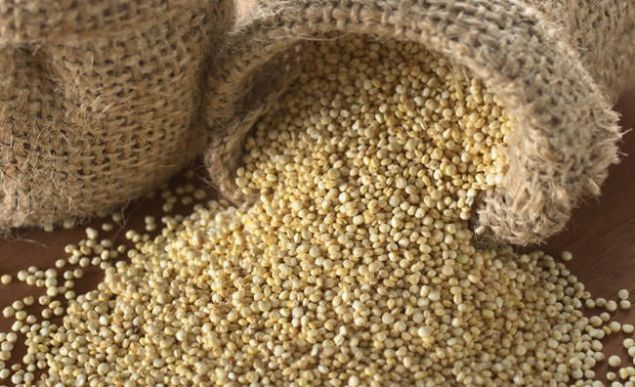 Kionay� pi�irmeden �nce yar�m saat suda bekleterek e�er vaktiniz yoksa kabu�undaki saponin maddesinin ac� tad�n�n yok olmas� i�in akan so�uk suyun alt�nda tel bir s�zge�te iyice y�kay�n.  