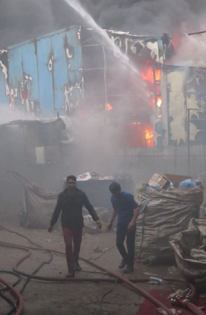 <p>  	112 Sağlık ve AKOM ekipleri de olay yerinde hazır bulundu. Yangın sırasında atölyede kimsenin olmadığı öğrenildi.</p>  <p>  	Polis olayla ilgili inceleme başlattı.</p>