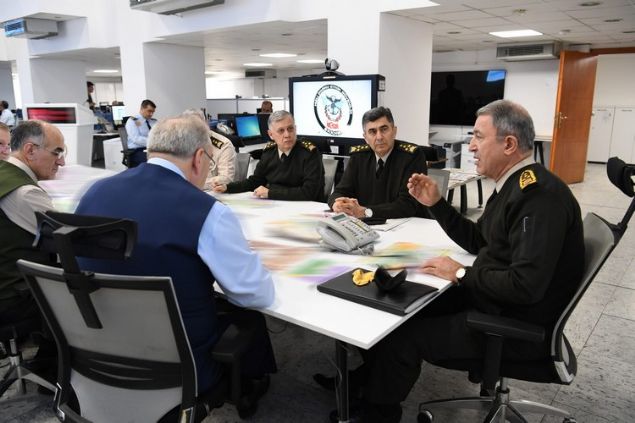 Genelkurmay Ba�kanl���ndan yap�lan bilgilendirmeye g�re, Orgeneral Akar, kuvvet komutanlar�yla Genelkurmay Karargah� Komuta Harekat Merkezi'nde d�n sabah bir araya geldi.      