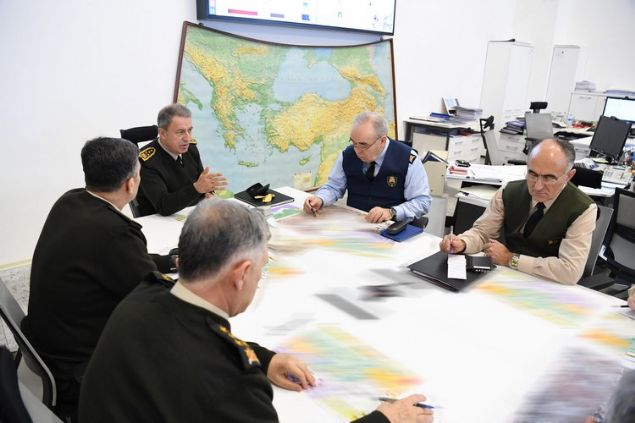 Genelkurmay �kinci Ba�kan� Orgeneral �mit D�ndar, Kara Kuvvetleri Komutan� Orgeneral Salih Zeki �olak ve Hava Kuvvetleri Komutan� Orgeneral Abidin �nal'�n yer ald��� toplant�da, Suriye'nin kuzeyindeki ter�r hedeflerine y�nelik devam eden F�rat Kalkan� Harekat� de�erlendirildi.      