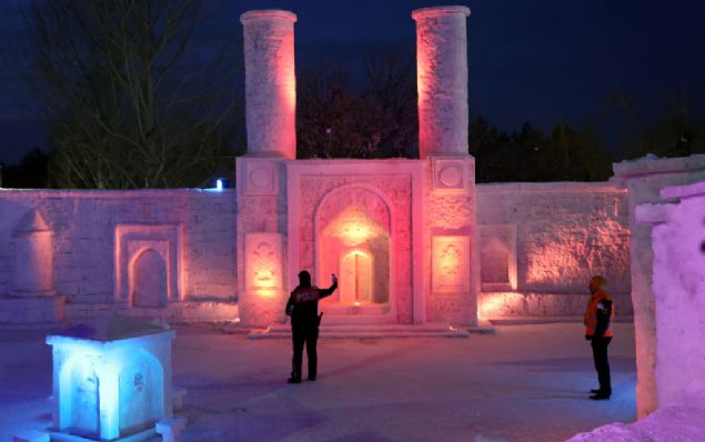 Atat�rk �niversitesi i�erisinde tonlarca kar kullan�larak, Erzurum'un tarihi yerlerinin i�lendi�i kardan soka��n a��l��� yap�ld�. A��l��a Erzurum Valisi Seyfettin Azizo�lu, AK Parti Erzurum Milletvekilleri Mustafa Il�cal� ve Orhan Delig�z, B�y�k�ehir Belediye Ba�kan� Mehmet Sekmen, Atat�rk �niversitesi Rekt�r� �mer �omakl� kat�ld�.   