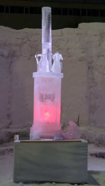 �lk defa kardan sokak g�rd�klerini belirten vatanda�lar, 'Erzurum'un tarihi, mimari eserlerine burada buz ve karlarla yer verilmi�. Her bir eser birbirinden g�zel' dediler.     