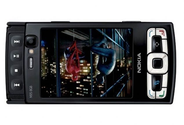 2007 y�l�nda sunulan ve Nokia�n�n o y�l amiral gemisi olan N95, GPS, Wi-Fi ve MP3 oynat�c� i�eriyordu. 8GB belle�e sahip olan telefon, internet �zerinden video izleme imkanu sunmu�tu. Telefon, sat��a sunuldu�u ilk �� ay i�inde 10 milyon satt�. 