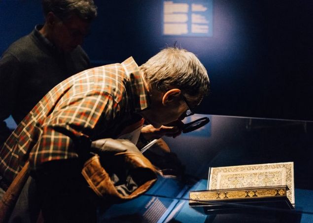 <p>  	ABD'nin bakenti Washington'da Smithsonian Enstitüsü Freer ve Sacler Müzesinde sergilenen asrlk Kur'an- Kerimler, ziyaretçi aknna urad.</p>  <div>  	 </div>  