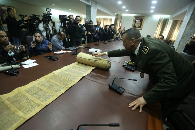 <p> İçişleri Bakanlığı Medya Sorumlusu Halife Şeybani, düzenlediği basın toplantısında "Miladi 15'inci yüzyıla ait yazma nadir Tevrat nüshası kaçakçıların elinden kurtarılmıştır." dedi.</p> <div> </div>