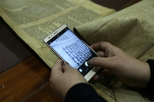 <p> Şaybani, ele geçirilen Tevrat nüshasının Avrupa'da satılmak üzere yurt dışına kaçırılmaya çalışıldığını söyledi.</p> <div> </div>