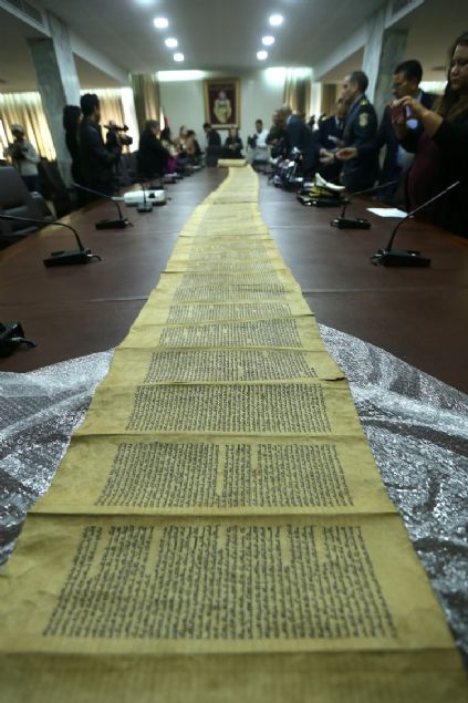 <p> Şeybani, kutsal metinlerde kullanılan İbrani hattı ve özel bir mürekkeple öküz derisine yazılı olan Tevrat nüshasının rulo halinde 37 metre uzunluğunda olduğunu kaydetti.</p> <div> </div>