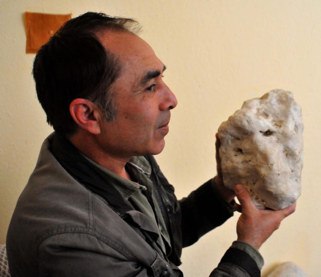 �anl�urfa'n�n Harran �l�esi'nde d�nyaya gelen 46 ya��ndaki Ahmet Aslan, ilk��retim 3'�nc� s�n�ftan ayr�ld�. 10 ya��ndayken �anl�urfa'dan Hatay'a, 1999 y�l�nda da Konya'n�n G�lyaz� beldesine g�� ederek �obanl��a ba�lad�. ��i gere�i s�rekli do�ayla i� i�e olan Ahmet Aslan, koyun otlat�rken arazi ve akarsu kenarlar�ndan hobi olarak insan y�z� ve hayvan fig�rlerine �ok benzeyen, kendili�inden do�al etkiyle �ekillenmi� ilgin� ta�lar� da toplamaya ba�lad�.    