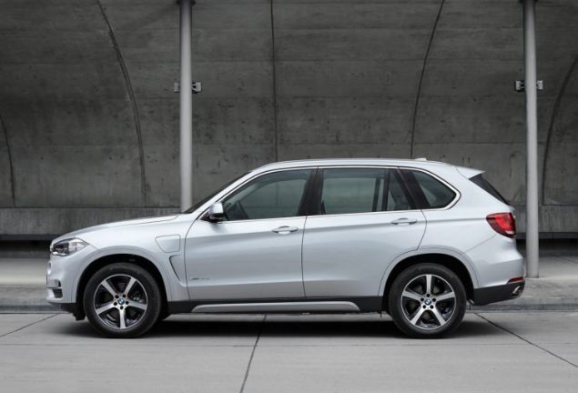 BMW X5 xDrive25d    2017 kl balang fiyat: 503.400 TL  ​2016 kl balang fiyat: 468.500 TL    *Bu modelin st donanm paketlerinde indirim 60 bin liray buluyor. 