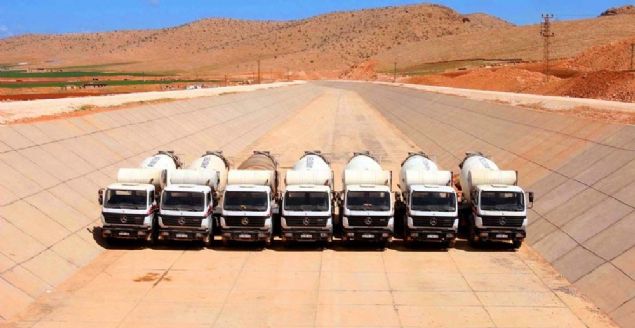  400 bin ki�iye istihdam, y�ll�k 500 milyon lira gelir sa�layacak projenin bu y�l i�inde tamamlanarak bereketli topraklar�n su ile bulu�aca�� m�jdesini veren �ank�r�, DS� GAP B�lge M�d�r� Ahmet Ersin G�k�e ve Sulama Kanal�ndan Sorumlu �ube M�d�r� Halil Uslu ile g�r��t�. 