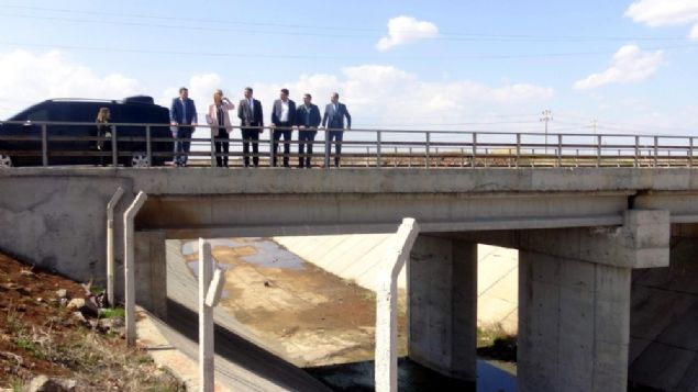 �ank�r�, 187 milyon 408 bin TL'ye mal olacak sulama deposu i�in bu y�l i�erisinde Ambarl� k�y�nde 4 bin 350 dekar arazi kullan�ld���n�, toplam kamula�t�rma bedelinin 242 milyon 536 bin TL oldu�unu ve bug�ne kadar 95 milyon lira �deme yap�ld���n� anlatt�. Projede modern sulamaya ge�ilmesiyle elektrik sarfiyat�n�n azalaca��n�, i�sizlik sorunun ortadan kalkmas� ve tar�m �retimindeki art��la b�lgede refah seviyesinin artaca��n� dikkat �eken �ank�r�, �B�lgeye tabiri caizse T�rkiye'nin en b�y�k nehri getirilecek.  