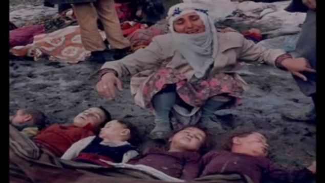 6 AY SONRA BABASI TARAFINDAN BULUNMU�<br><br>  Bir kampa yerle�tirilen �mit, 6 ay sonra babas� taraf�ndan bulunup, Halep�e'ye getirilmi�. Kendi k�y�nde s���nak olmad��� i�in �ocuklar�yla birlikte Halep�e'ye ka�an S�heyla Muhammet Sait, kimyasal sald�r�ya burada yakalanm��. 5 g�n s���nakta kalan Sait, ailesiyle birlikte ka�maya karar vermi�. Ka�arken yol boyunca sald�r�lara tan�k olmu�. Kimyasal bombalar s���nd�klar� bir k�yde onu ve ailesini bulmu�. An�nda g�zlerini kaybeden Sait, yaral�lar�n ve �l�lerin aras�nda iki g�n boyunca yard�m beklemi�, beklerken de 5 �ocu�unu birer birer kaybetmi�. 