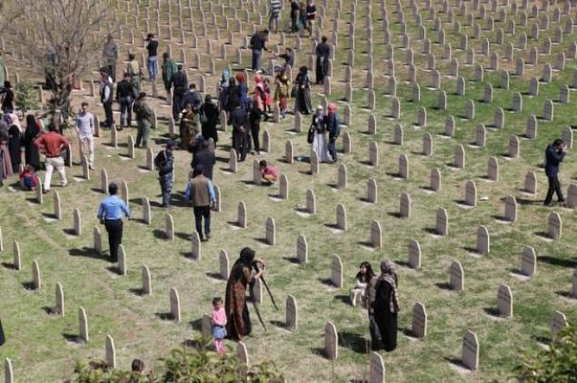 TOPLAM 182 B�N K��� KAYIP<br><br>  Enfal'in tamam�ndaki kay�p say�s�n�n 182 bin oldu�u san�l�yor. Halep�e ise Enfal'in sadece bir par�as� idi. Ancak bir kerede bu kadar �ok insan�n �lmesi nedeniyle, Enfal'in en ac� kesiti olarak tarih sayfalar�nda yer ald�.  1 Mart 2010'da Irak Y�ksek Ceza Mahkemesi Halep�e Katliam�n� soyk�r�m olarak tan�d�. Baz� Avrupa �lkeleri de benzer kararlar ald�. Son y�llarda ise, Baas rejimine silah satan �lke ve �irketler aleyhine de davalar a��l�yor. K�rt y�ntemi de Enfal'den dolay�, merkezi h�k�metten tazminat talep ediyor. 