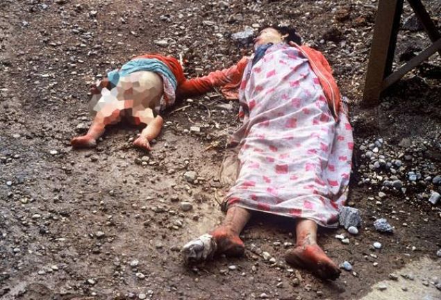 EN AZ 5 B�N K��� �LD�<br><br>  17 Mart'a kadar aral�klarla s�ren sald�r�larda �lenlerin say�s� h�l� net de�il. Bir �ok kesiminin kabul etti�i ortak sonu�, �o�u kad�n ve �ocuk en az 5 bin ki�inin �ld���, 14 bin 765 ki�inin yaraland���. Ancak sava�tan sonra kasabaya giden yabanc� g�zlemciler, say�n�n �ok daha fazla oldu�u g�r���nde. 