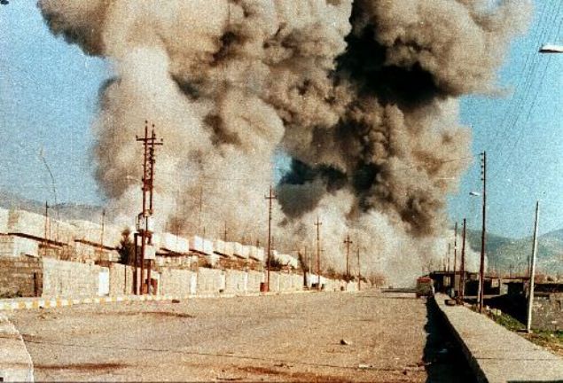 MEC�D HAREKETE GE�T�<br><br>  Mecid'in komuta etti�i Irak birlikleri 16 Mart'ta Enfal'in en ac�mas�z sald�r�s� i�in d��meye bast�. �nce hava bombard�man�, ard�ndan top�u at��� ba�lad�. Ancak Halep�e sakinleri �ok korkmad�. Sald�r�y�, y�llard�r s�ren sava� nedeniyle, art�k ya�amlar�n�n bir par�as� olarak alg�lad�. Evlerine ve s���naklara girdiler. Ancak Irak Ordusunun takti�inden haberdar de�illerdi. 