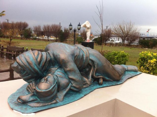 VAH�ET� D�NYAYA ANLATMAYA G�TT�LER<br><br>  Sald�r�dan y�llar sonra Halep�eliler, seslerini duyurabilmek i�in 'Halep�eli Kurbanlar� Derne�i'ni kurdu. Derne�in Ba�kan� Lokman Abdulkadir de kimyasal sald�r� kurban�. Vah�eti d�nyaya g�stermek i�in Almanya'ya g�nderilen 50 ki�i aras�nda. Tedaviden sonra ailesini bulmak i�in �ran'a giden Abdulkadir ger�e�i burada ��renmi�, Abdulkadir 'Ailemin �ehit d��t���n� bilmedi�im i�in �ran'a d�nd�m ve maalesef �ehit olduklar�n� ��rendim' dedi. 