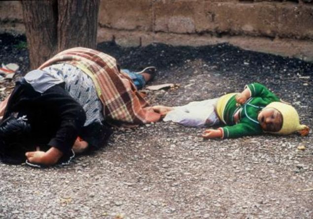 �LD� SANILARAK KEFENE SARILDI<br><br>  Sald�r�da yaralananlara ilk olarak �ran ordusu yard�m etti. Yaral�lar� kendi �lkelerine g�t�rerek tedavi ettiler. Bunlardan biri de o d�nem 14 ya��nda olan �mit Ali Re�it.  Annesini 1974'te rejim g��lerinin yapt��� ba�ka bir hava sald�r�s�nda kaybeden �mit Ali Re�it, kimyasal sald�r�dan hemen sonra ailesiyle birlikte s���na�a ka�m��. Hardal gaz�na maruz kald�klar�n� anlad�klar�nda art�k �ok ge�mi�. �mit sald�r�da �vey annesi ve d�rt karde�ini kaybetmi�. A��r yaral� halde �ran'a g�t�r�len �mit, �ld� san�larak kefene sar�lm��. 