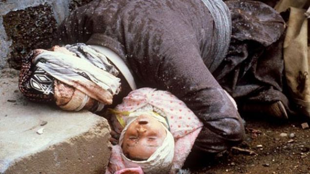 K�MYASAL SALDIRININ EN B�Y��� HALEP�E'YE YAPILDI!<br><br>  Kimyasal bombalar ilk olarak Balisan Vadisi'nde kullan�ld�. Bu sald�r�da ka� ki�inin �ld��� h�l� tam bilinmiyor. Balisan'�, �anex�� k�y� takip etti. Rejim g��leri burada toplanan Talabani'ye ba�l� g��lere ve ailelerine sald�rd�. 28 ki�i �ld�, 300 ki�i yaraland�. Kimyasal sald�r�lar�n ���nc� ve en b�y��� ise Halep�e'ye yap�ld�. 