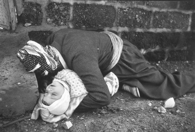 SADDAM K�MYASAL SALDIRI EMR� VERD�!<br><br>      T�m ileti�im hatlar� kesilmi� ve b�lgenin Irak'la ba�� kopmu�tu. Bu b�lgede d�rt bin Irak askeri de vard�. �ran ordusunun bu kadar yakla�mas� ve b�lgenin K�rtlerin denetimine girmesi Baas rejiminde panik yaratt�. Saddam H�seyin �ran Ordusu'nun ilerlemesini durdurmak i�in Mecid'e bir kez daha kimyasal sald�r� emri verdi. 