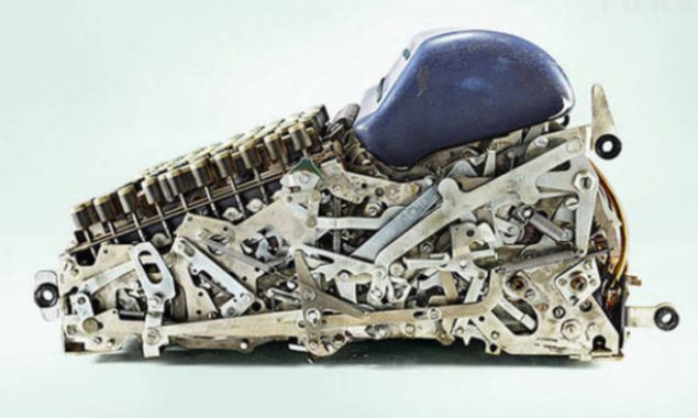 Eski zamanlardan kalma bir mekanik hesap makinesi     